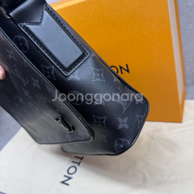 루이비통 이클립스 디스트릭트 메신저백 PM--3