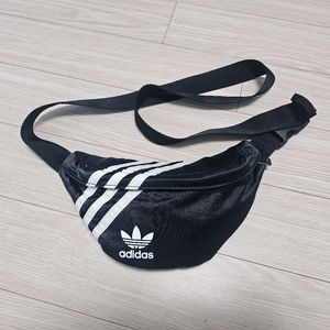 아디다스 블랙 슬링백 (벨트백,힙색)