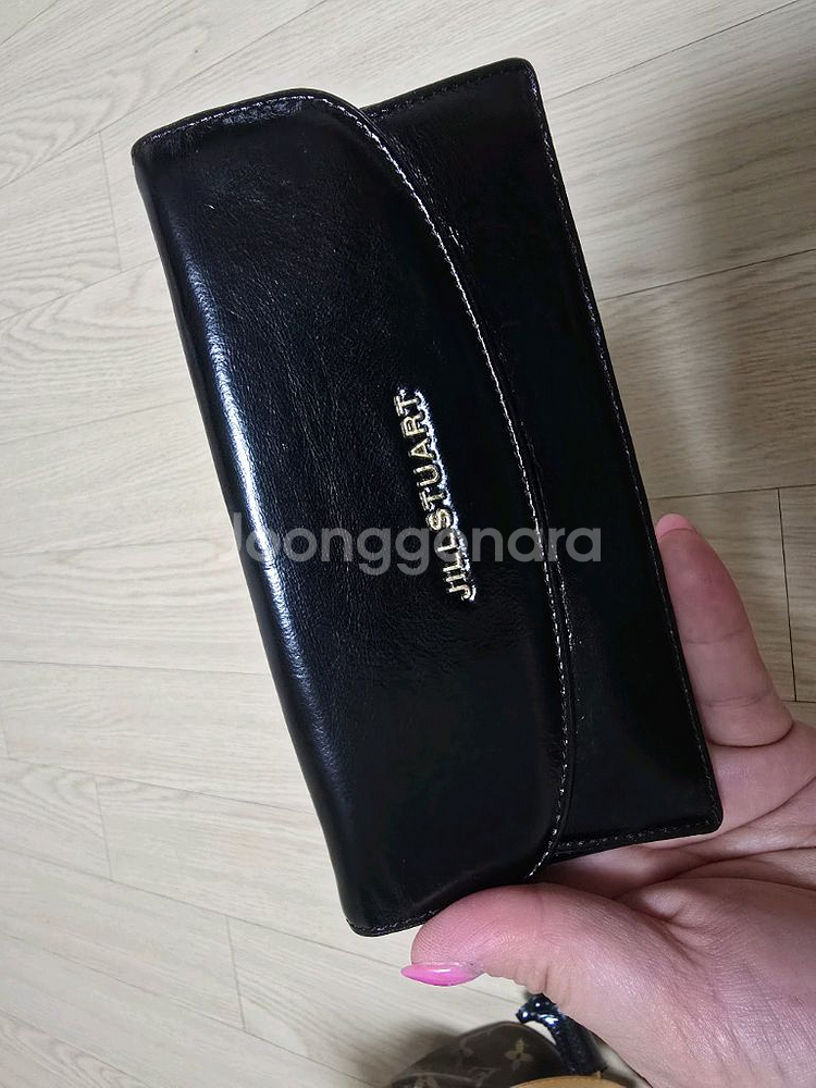 질스튜어트 블랙 장지갑--0
