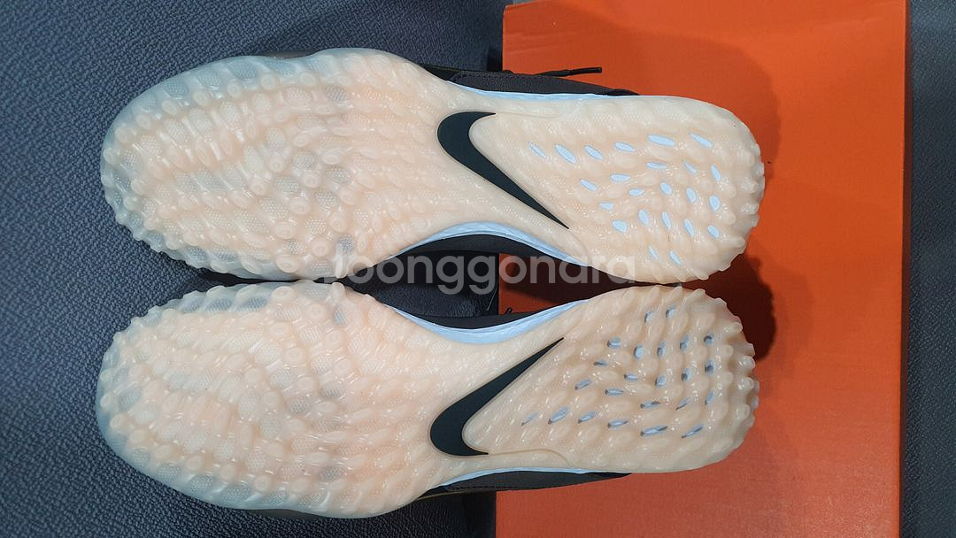 나이키 티엠포 리엑트 레전드9 프로 풋살화판매합니다.--5