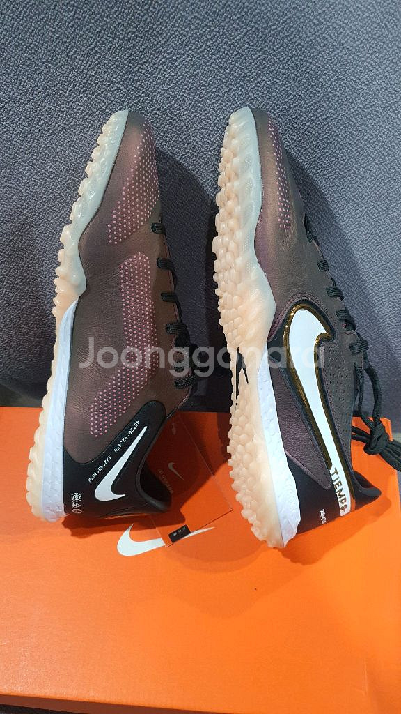 나이키 티엠포 리엑트 레전드9 프로 풋살화판매합니다.--4