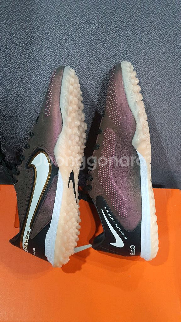 나이키 티엠포 리엑트 레전드9 프로 풋살화판매합니다.--3