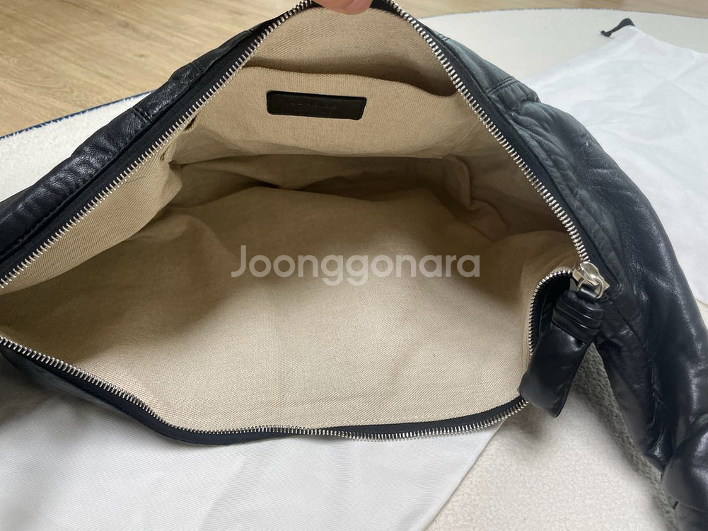 르메르 크루아상 나파 레더 블랙 라지 판매합니다.--4