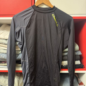 오닐 래쉬가드 M 사이즈, 블랙/그래프 미착용