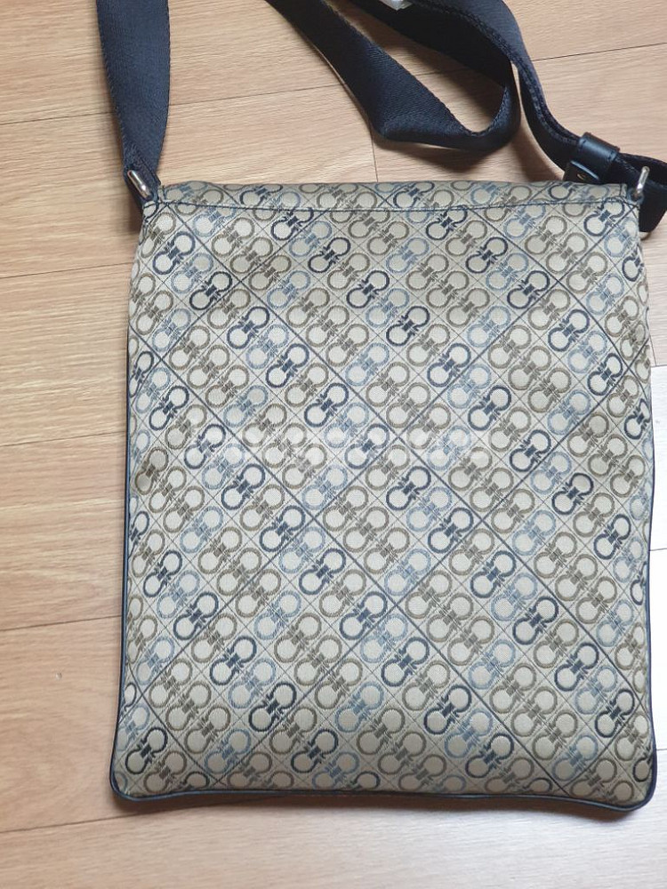 초초특가페라가모 정품 크로스백이예요--0