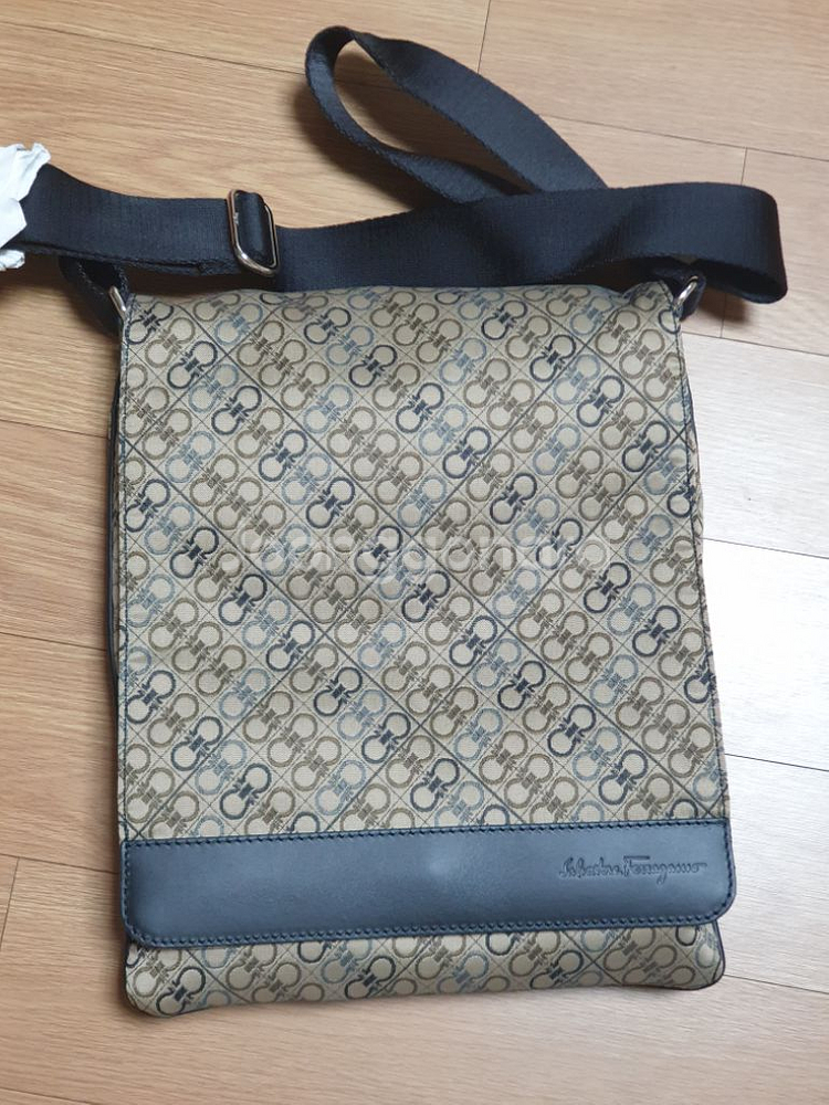 초초특가페라가모 정품 크로스백이예요--1