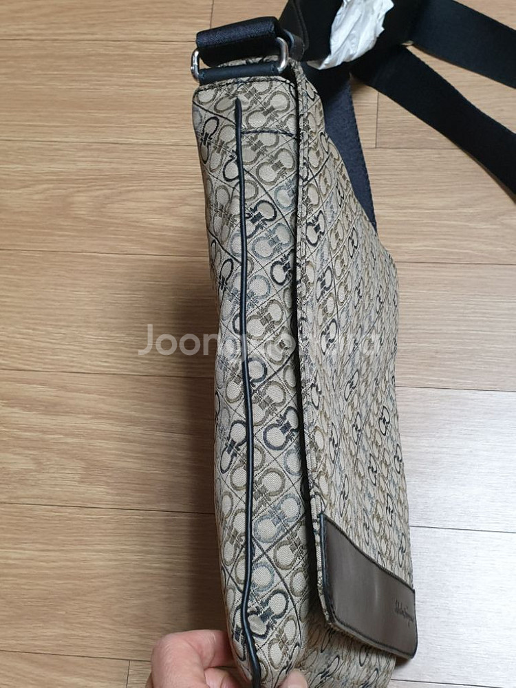 초초특가페라가모 정품 크로스백이예요--2