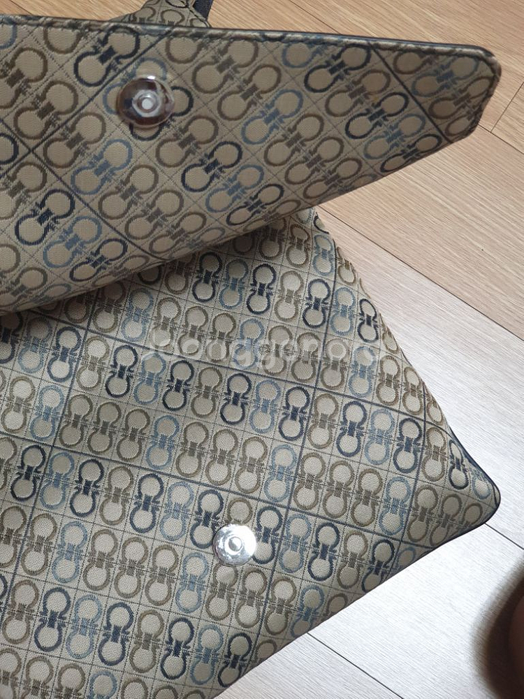 초초특가페라가모 정품 크로스백이예요--4