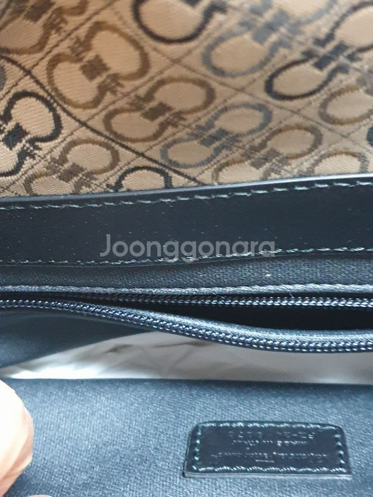 초초특가페라가모 정품 크로스백이예요--6