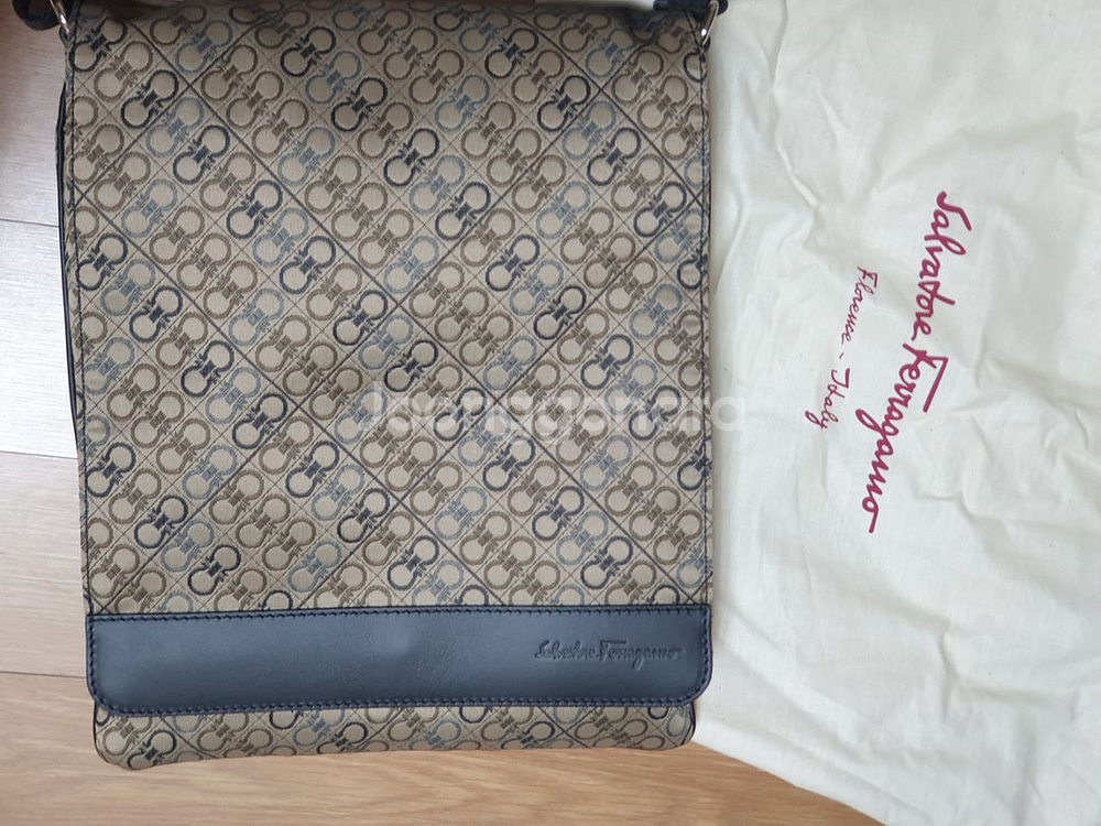 초초특가페라가모 정품 크로스백이예요--7