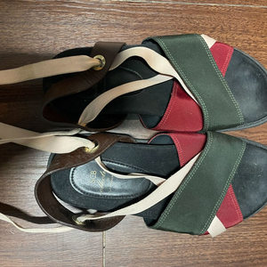 슈콤마보니 샌들