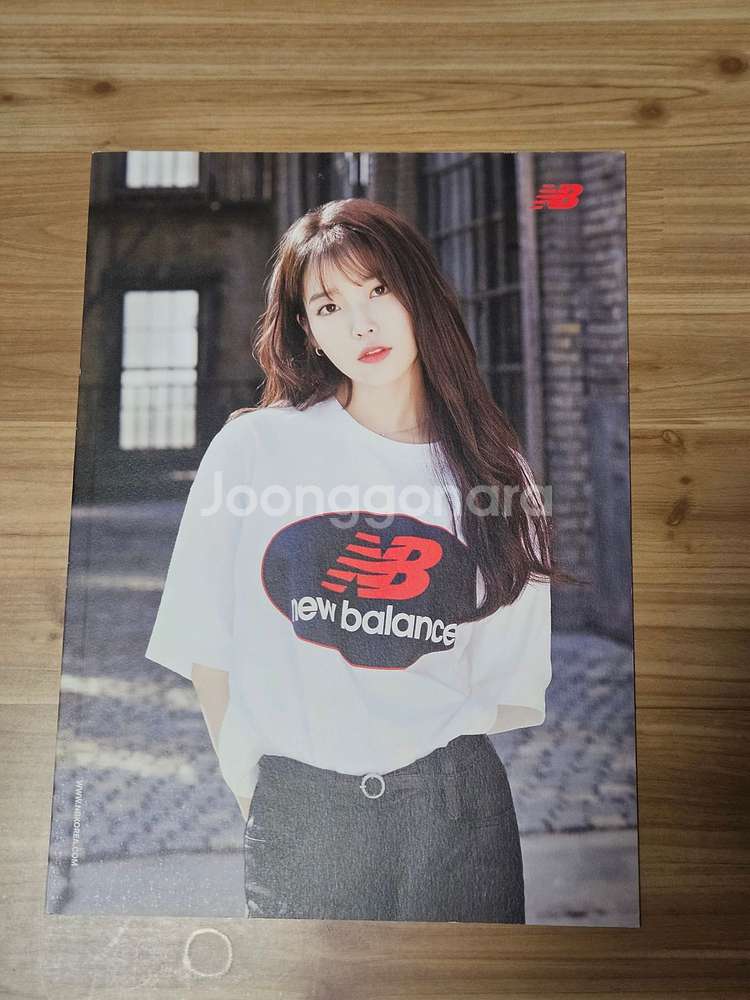 아이유 뉴발란스 포토북 s급 판매합니다--0