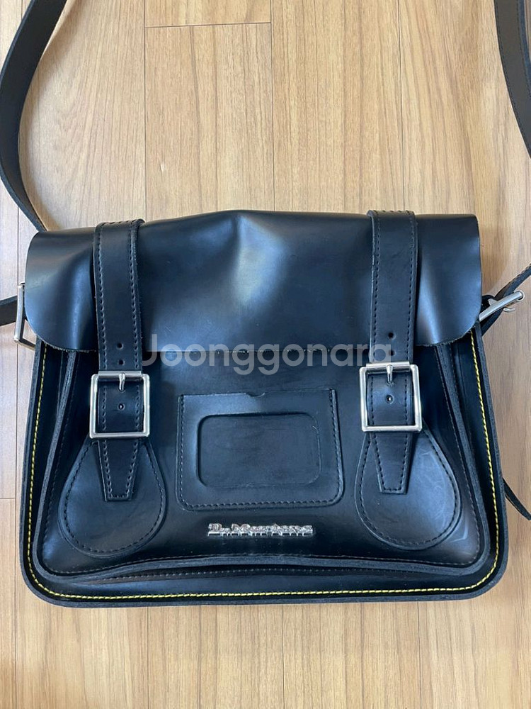 닥터마틴 블랙 사첼백입니다!상태는 사진에서 보이는 것처--0
