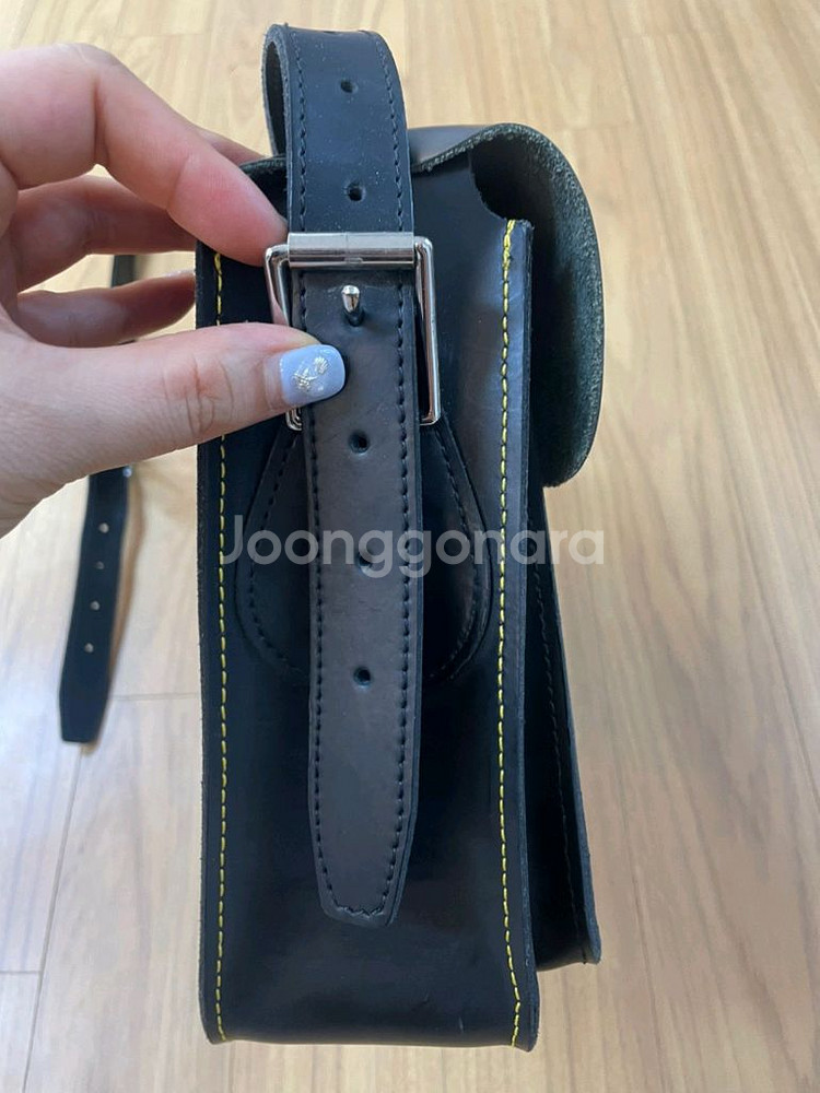 닥터마틴 블랙 사첼백입니다!상태는 사진에서 보이는 것처--4