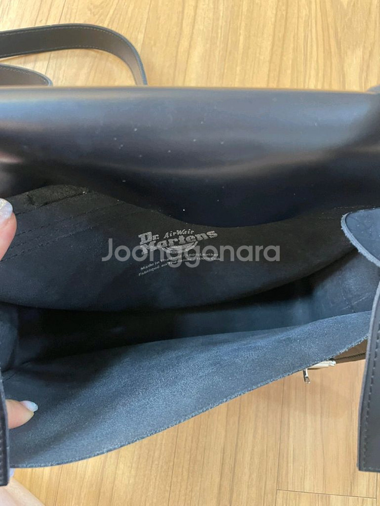 닥터마틴 블랙 사첼백입니다!상태는 사진에서 보이는 것처--2