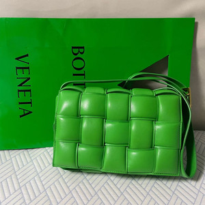 보테가 베네테 카세트백 그린