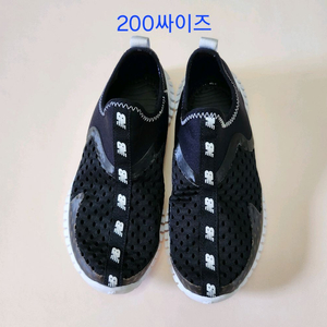 뉴발란스 아쿠아슈즈 200