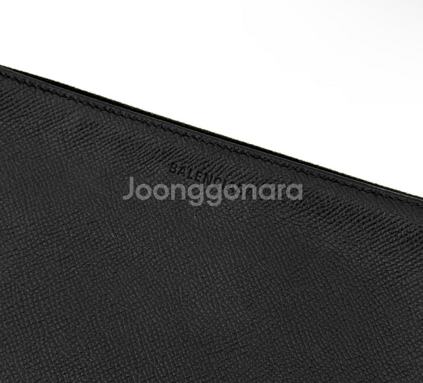 발렌시아가 빌 레더 레터링 클러치 파우치 블랙 미디움--7