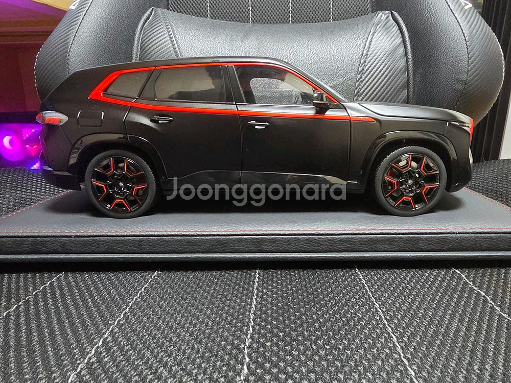 BMW XM 1:18 스케일 다이캐스트 판매합니다.--2