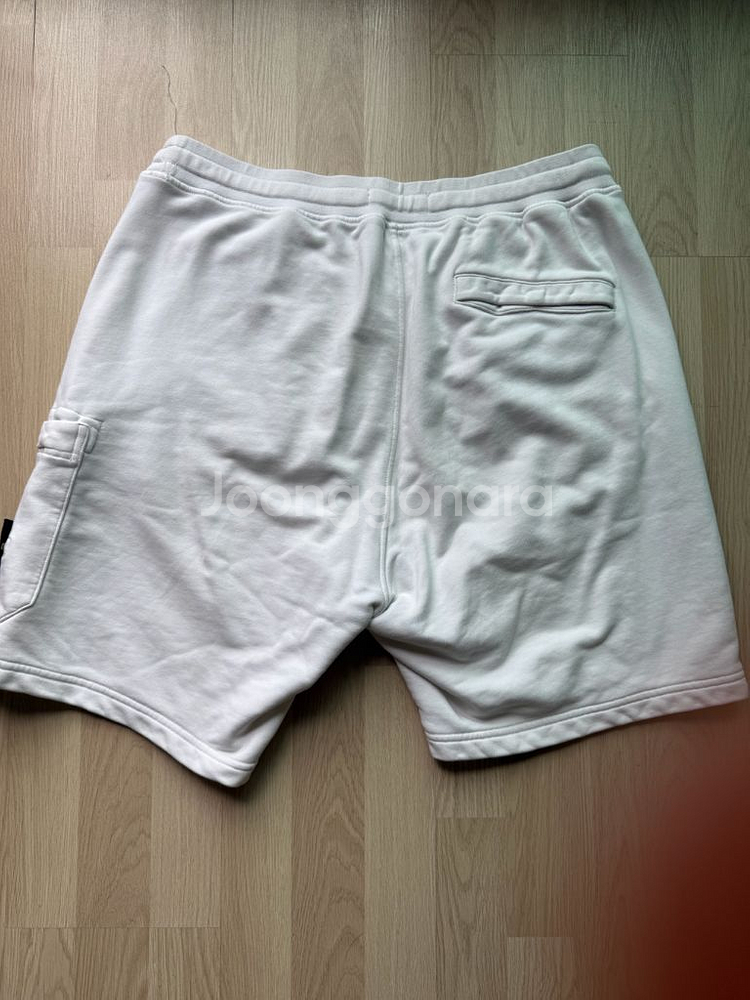 스톤아일랜드 와펜패치 화이트 반바지--4