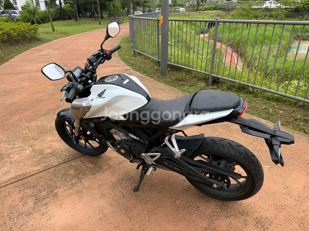 혼다 cb125r 19년형 abs 화이트컬러 팝니다--3
