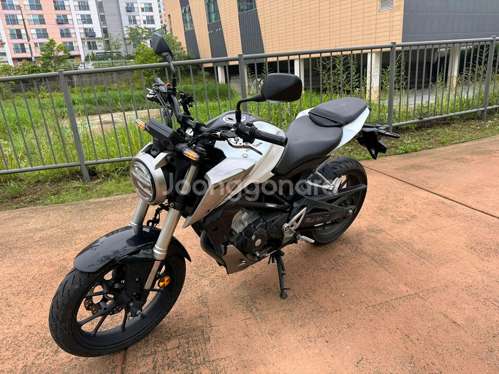 혼다 cb125r 19년형 abs 화이트컬러 팝니다--4