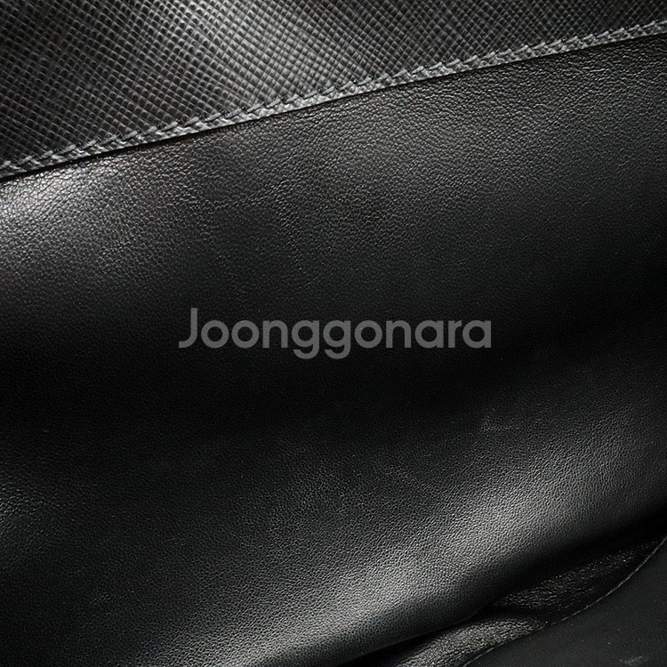 프라다 블랙 테수토 사피아노 탑 핸들 토트백--9