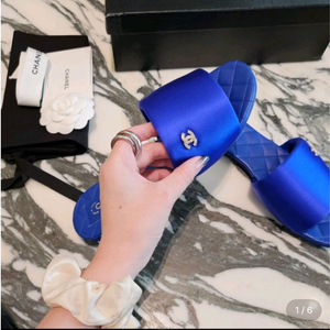 새상품) 샤넬 로얄 블루 새틴 뮬 슬리퍼