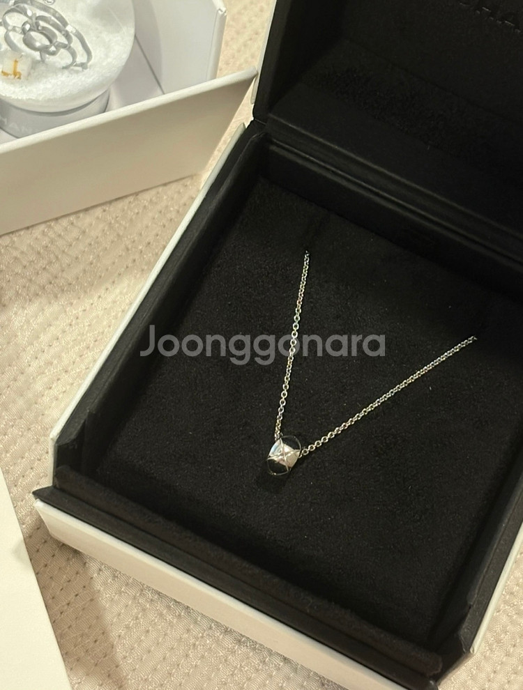 샤넬 코코크러쉬 목걸이 화이트 골드 (제니 목걸이)--2