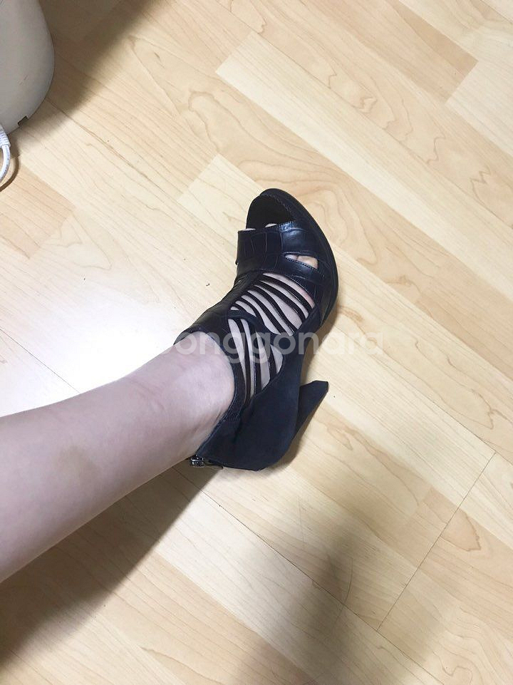 슈콤마보니 천연 가죽 샌들 230--0
