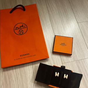 에르메스 미니핍아슈 화이트 귀걸이