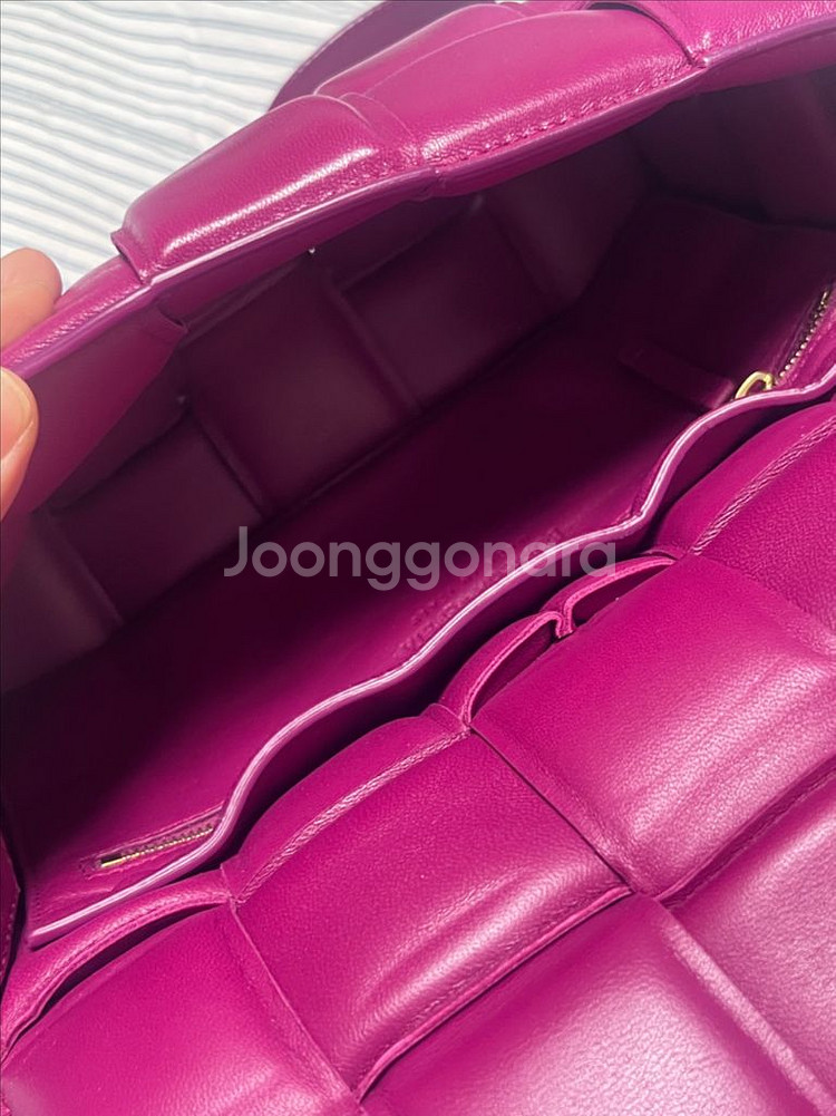 보테가베네타 패딩 카세트백 미디움 시나바컬러--5