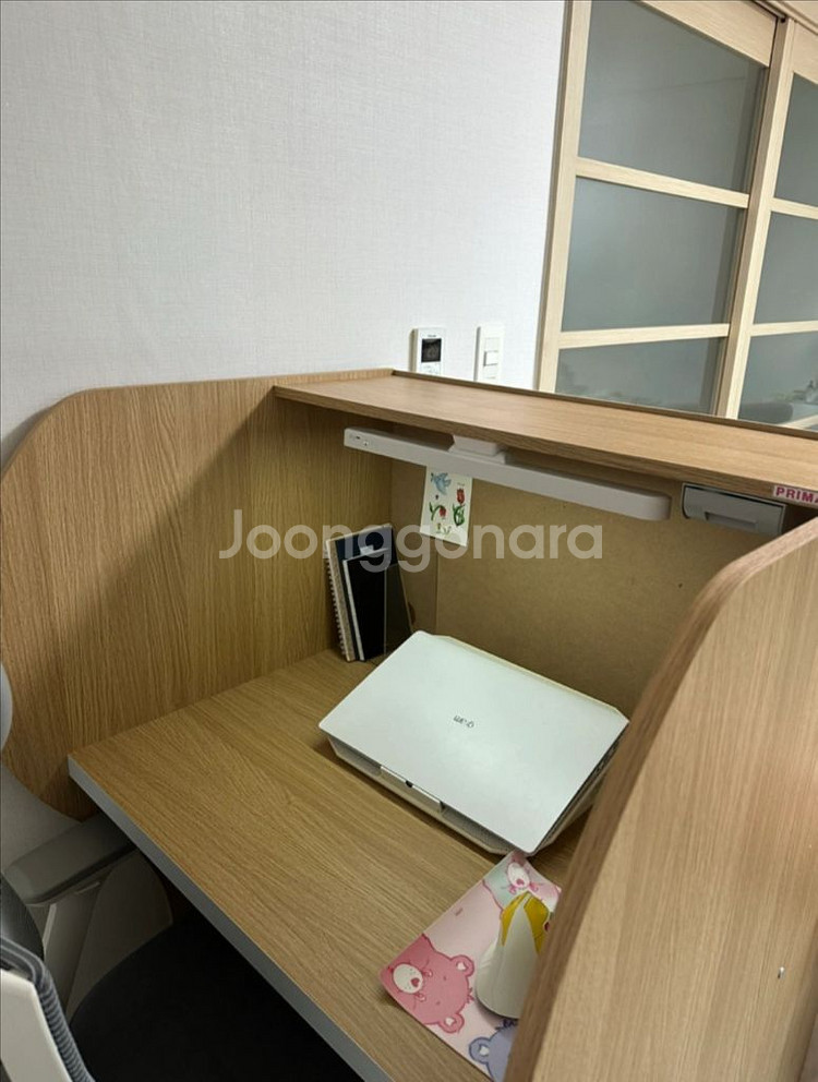 공부방에 잘 어울리는 책상입니다. 조명도 같이 드려요--0
