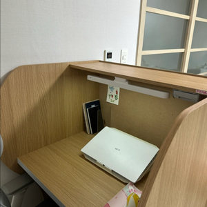 공부방에 잘 어울리는 책상입니다. 조명도 같이 드려요
