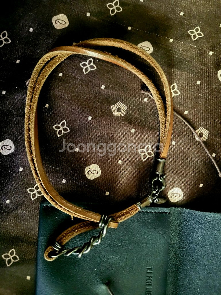 [미사용 새상품] 티아이포맨 양가죽 팔찌--1