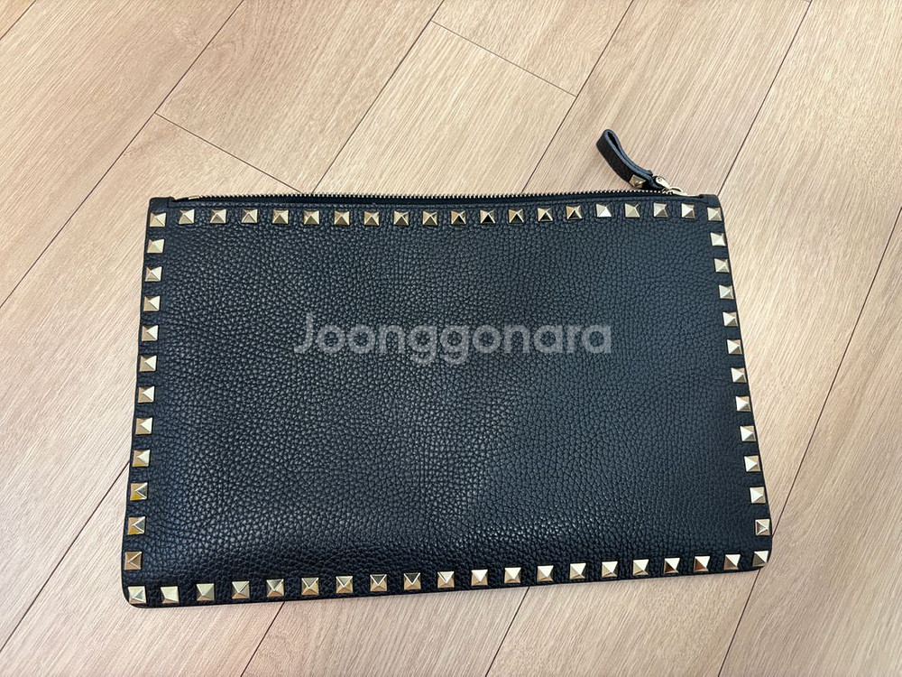 발렌티노 락스터드 클러치--1