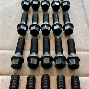 휠 볼트(M14 x 1.5 x 65) 30개
