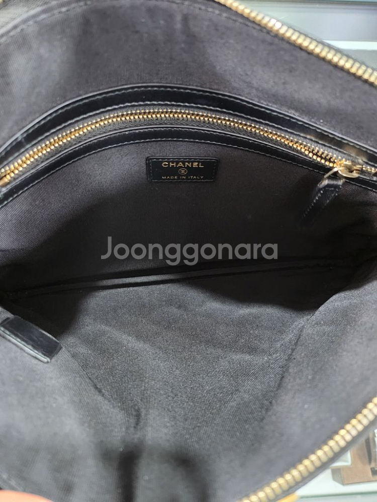샤넬 보이 캐비어 금장 블랙 클러치백 미디움 27번대--9
