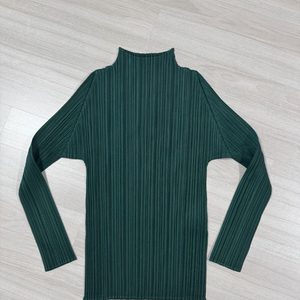 (새상품)이세이미야케 플리츠플리즈 반목티 긴팔