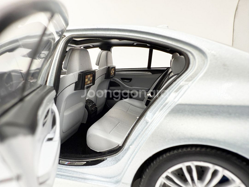 1:18 BMW M5 메탈 다이캐스트 모델카--6