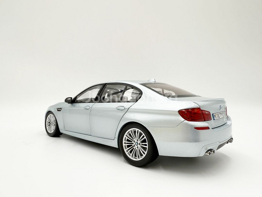 1:18 BMW M5 메탈 다이캐스트 모델카--3