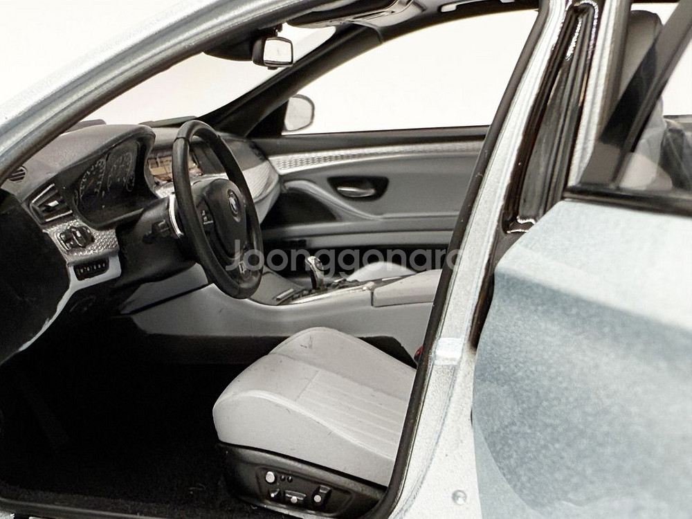 1:18 BMW M5 메탈 다이캐스트 모델카--7