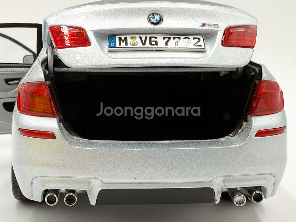 1:18 BMW M5 메탈 다이캐스트 모델카--8