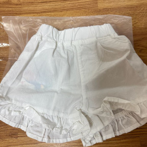 여아 흰색 프릴 반바지 90 1회착용