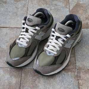 (245)뉴발란스 2002 빈티지 카키 스니커즈