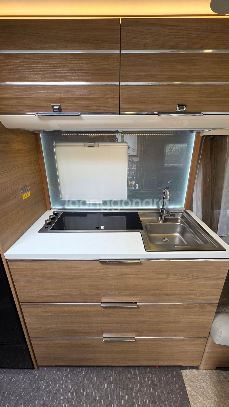 아드리아 캠핑카 572ut 2018년식 판매합니다.--1