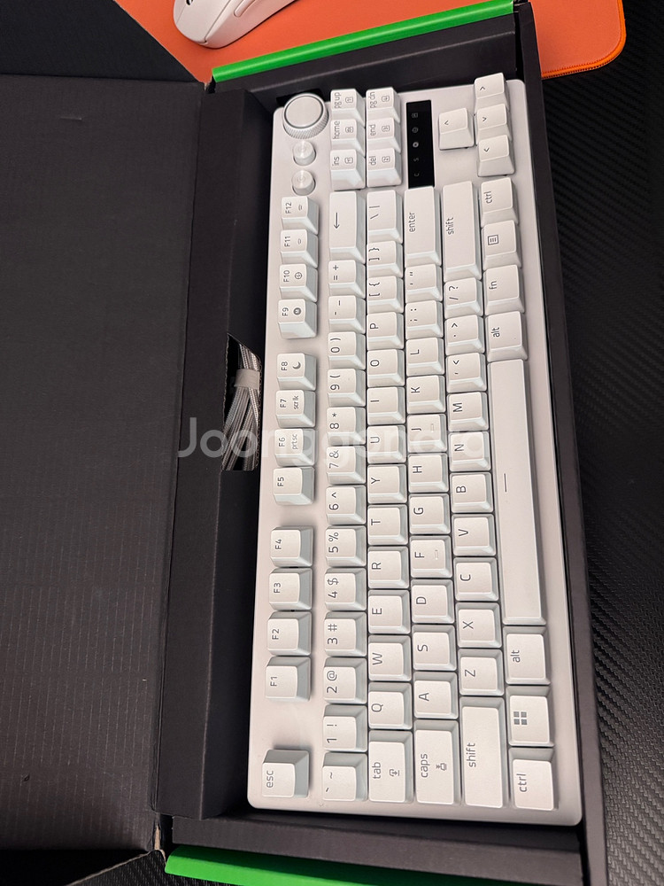 레이저 헌츠맨 V3 PRO TKL (텐키리스) 키보드--1