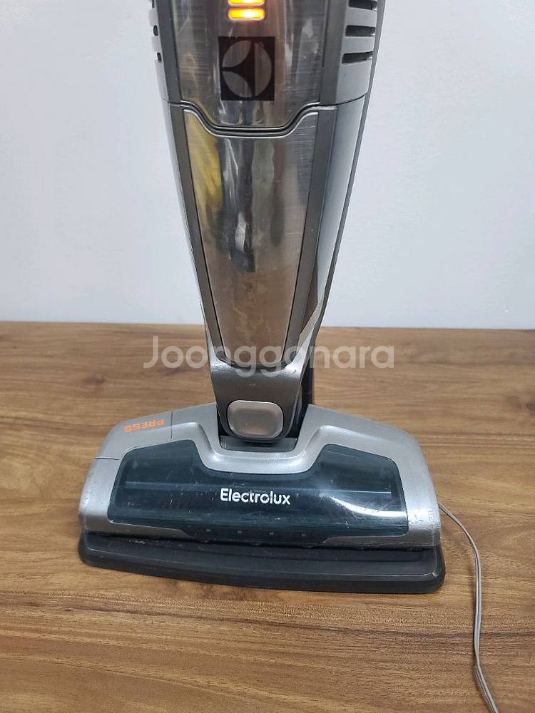 일렉트로룩스 무선청소기 ZB3111(1시간23분작동)--3