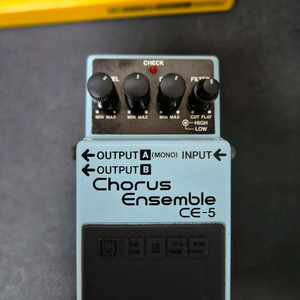 기타 이펙터 보스 ce-5 입니다.
