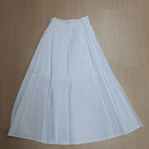 로에일 핀턱 플레어 롱스커트 화이트